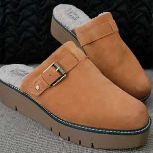 NATURALIZER WAYDE GOLDEN MAPLE SLIP ON CLOGS